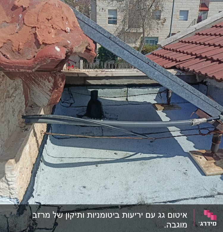 גג עם יריעות איטום, כבלים ומתקן מתכת